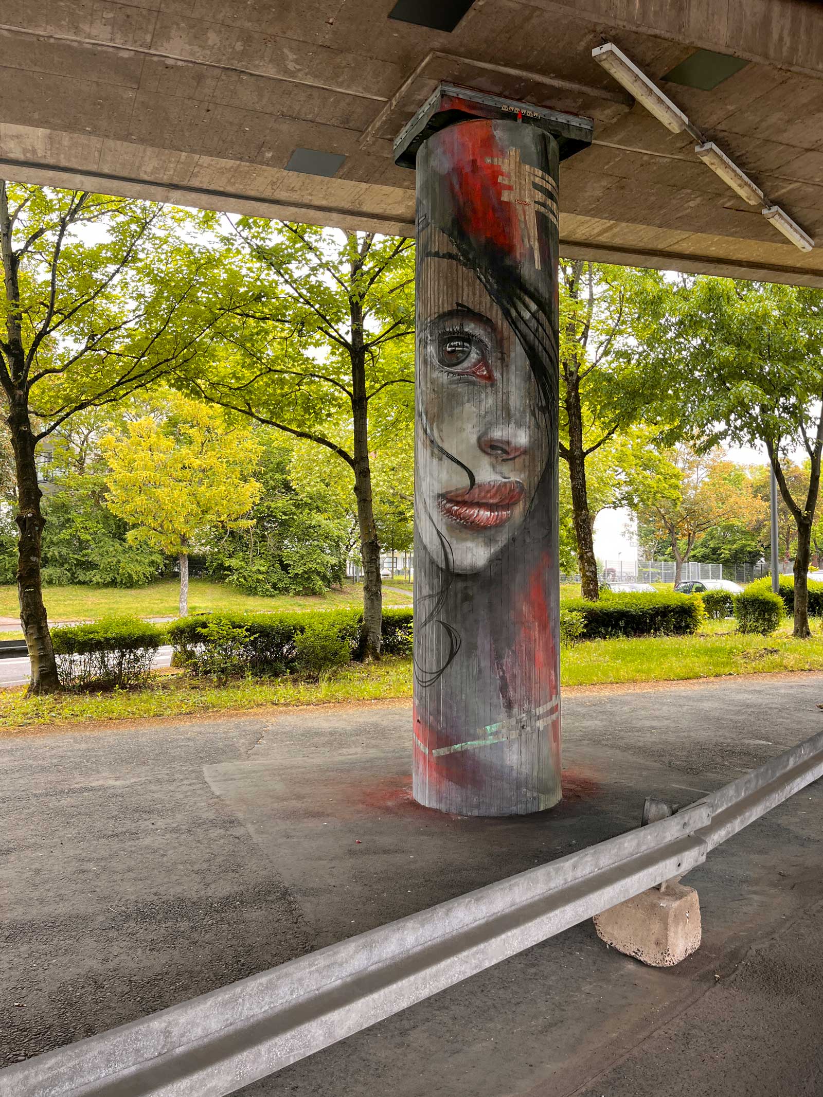 Hera von Herakut: 10 Säulen, 10 Künstler*innen, 10 Bilder in Frankfurt-Ginnheim