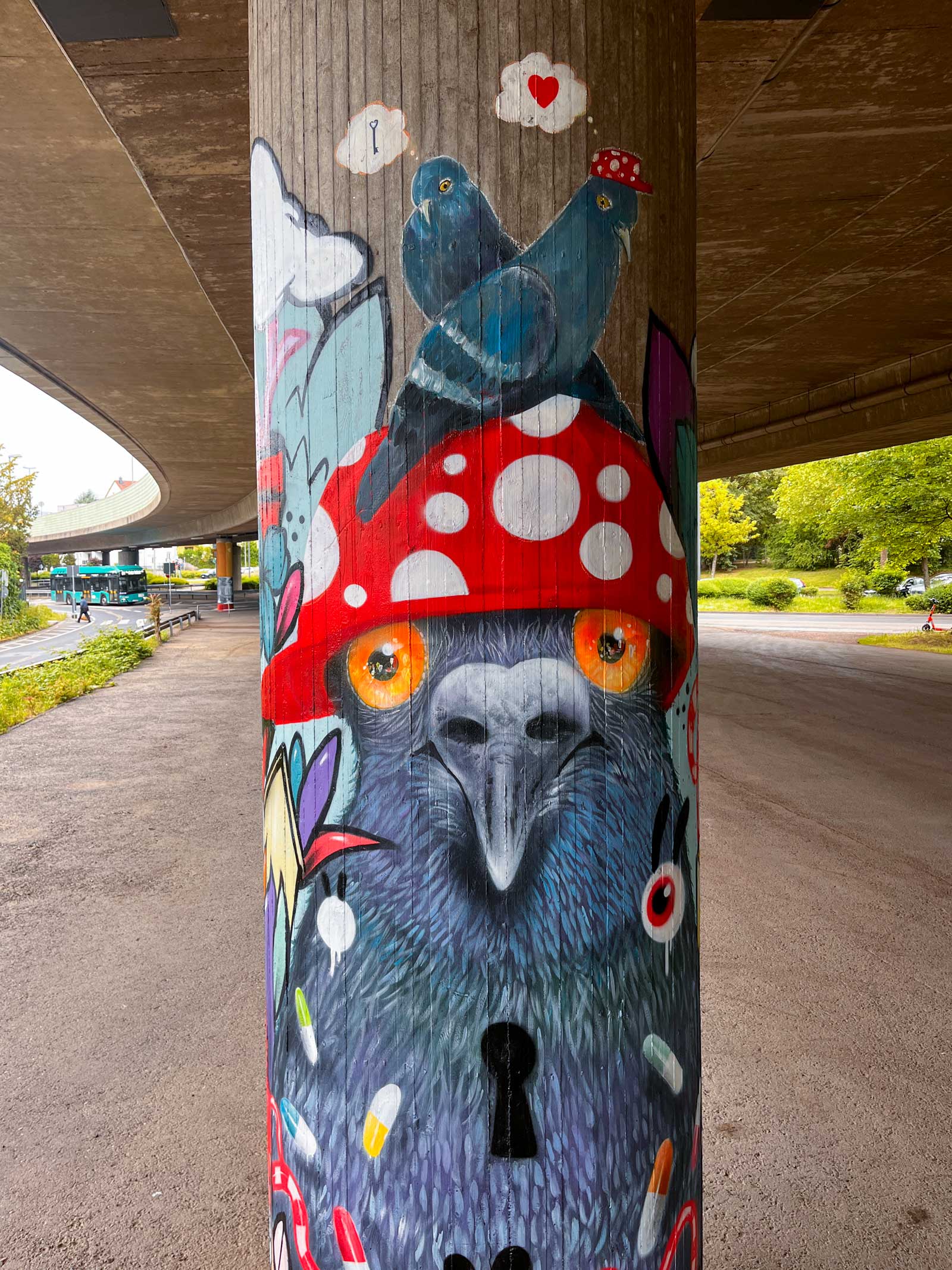 10 Säulen, 10 Künstler*innen, 10 Bilder in Frankfurt-Ginnheim