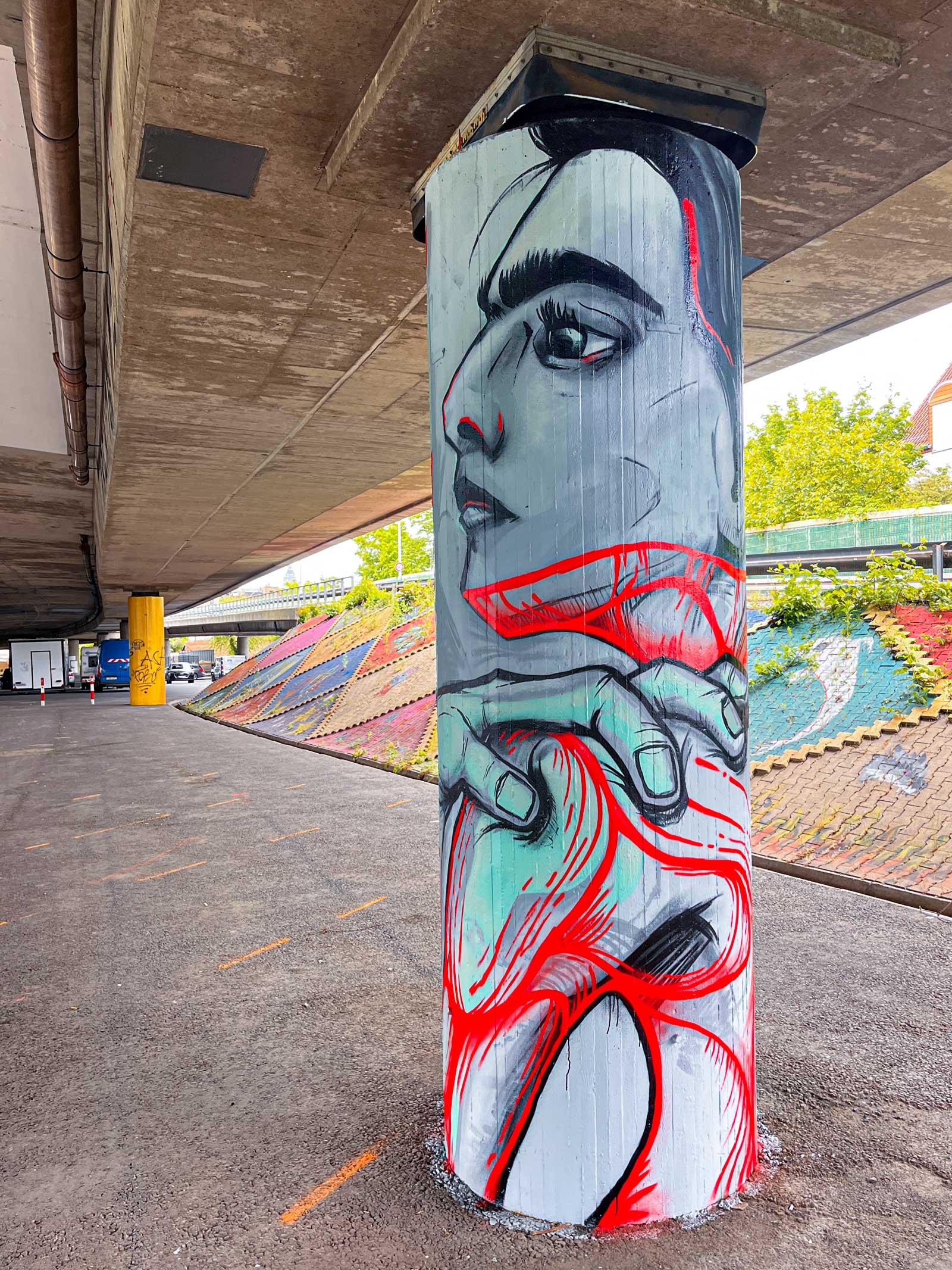 Less Than Hero: 10 Säulen, 10 Künstler*innen, 10 Bilder in Frankfurt-Ginnheim