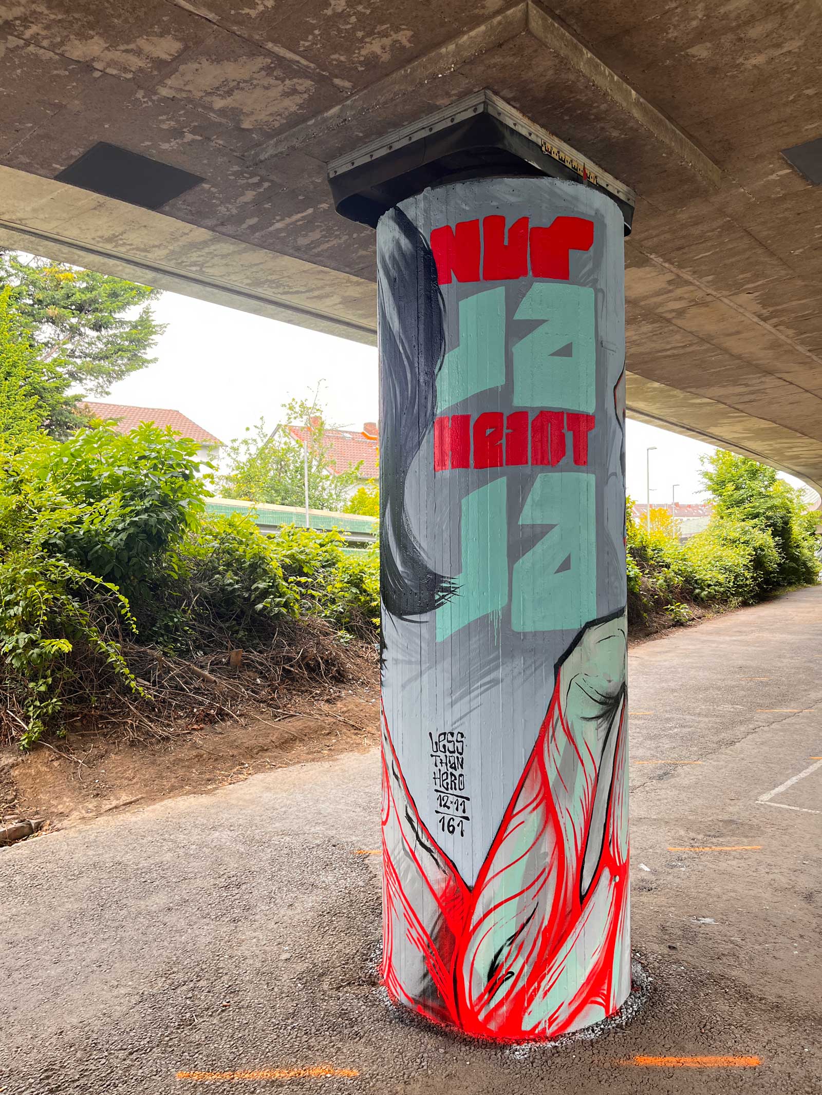 Less Than Hero: 10 Säulen, 10 Künstler*innen, 10 Bilder in Frankfurt-Ginnheim