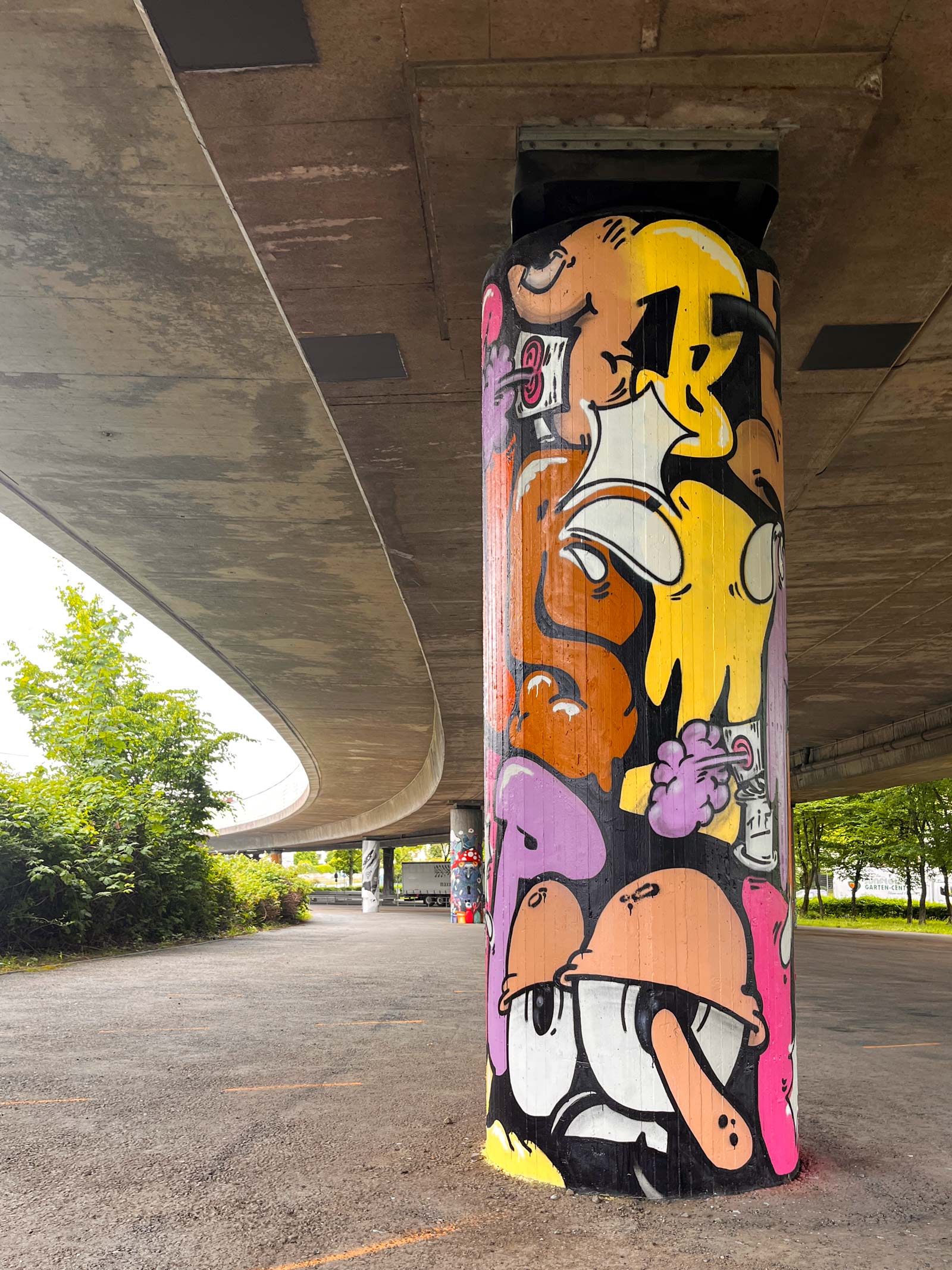 Knstfhlr: 10 Säulen, 10 Künstler*innen, 10 Bilder in Frankfurt-Ginnheim