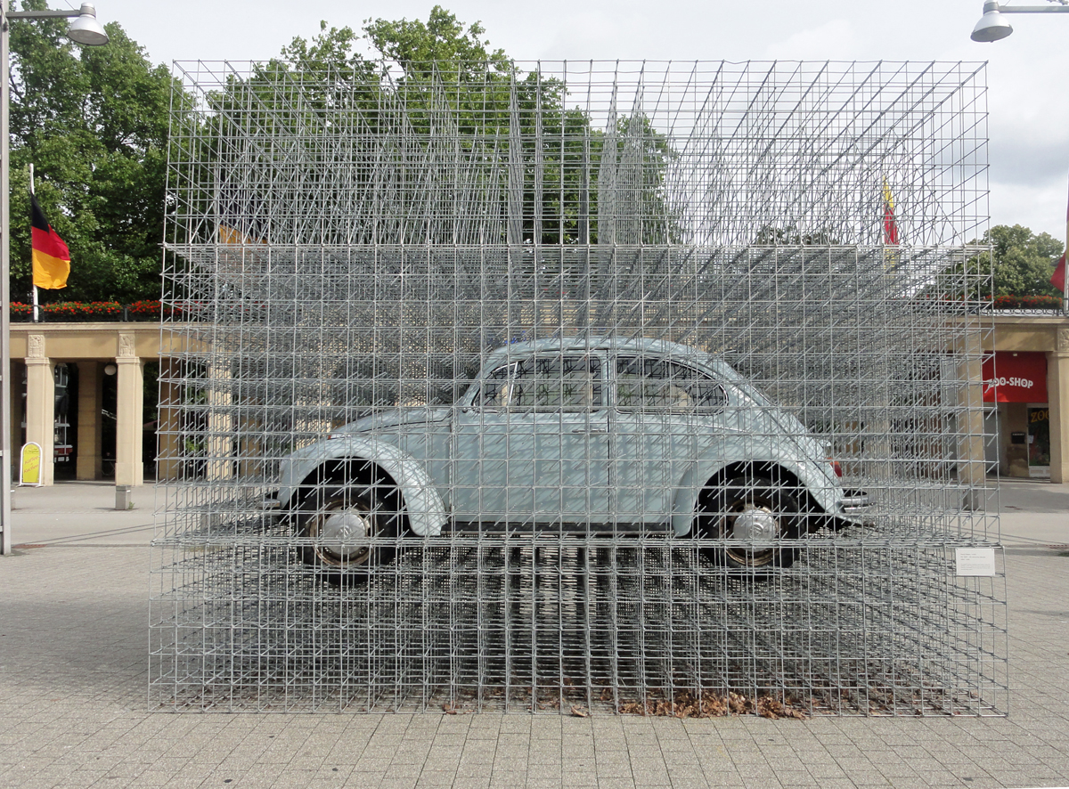 Car Culture im ZKM Karlsruhe mit VW Käfer hinter Gittern