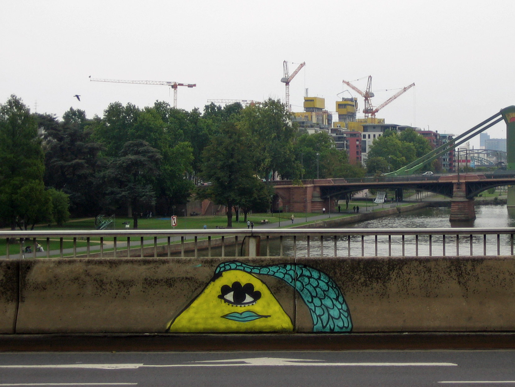 loopin gelb Streetart in Frankfurt: Loopin (2011)