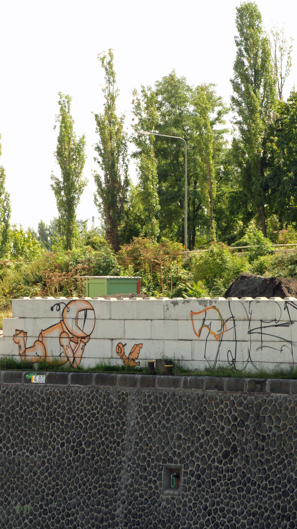 Astronaut mit baby Streetart in Frankfurt - Astronaut