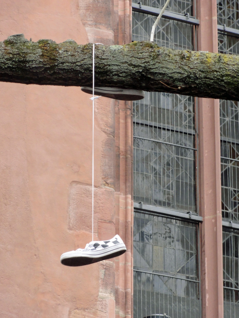 Schuhe an Schnürsenkeln aufgehangen im öffentlichen Raum
