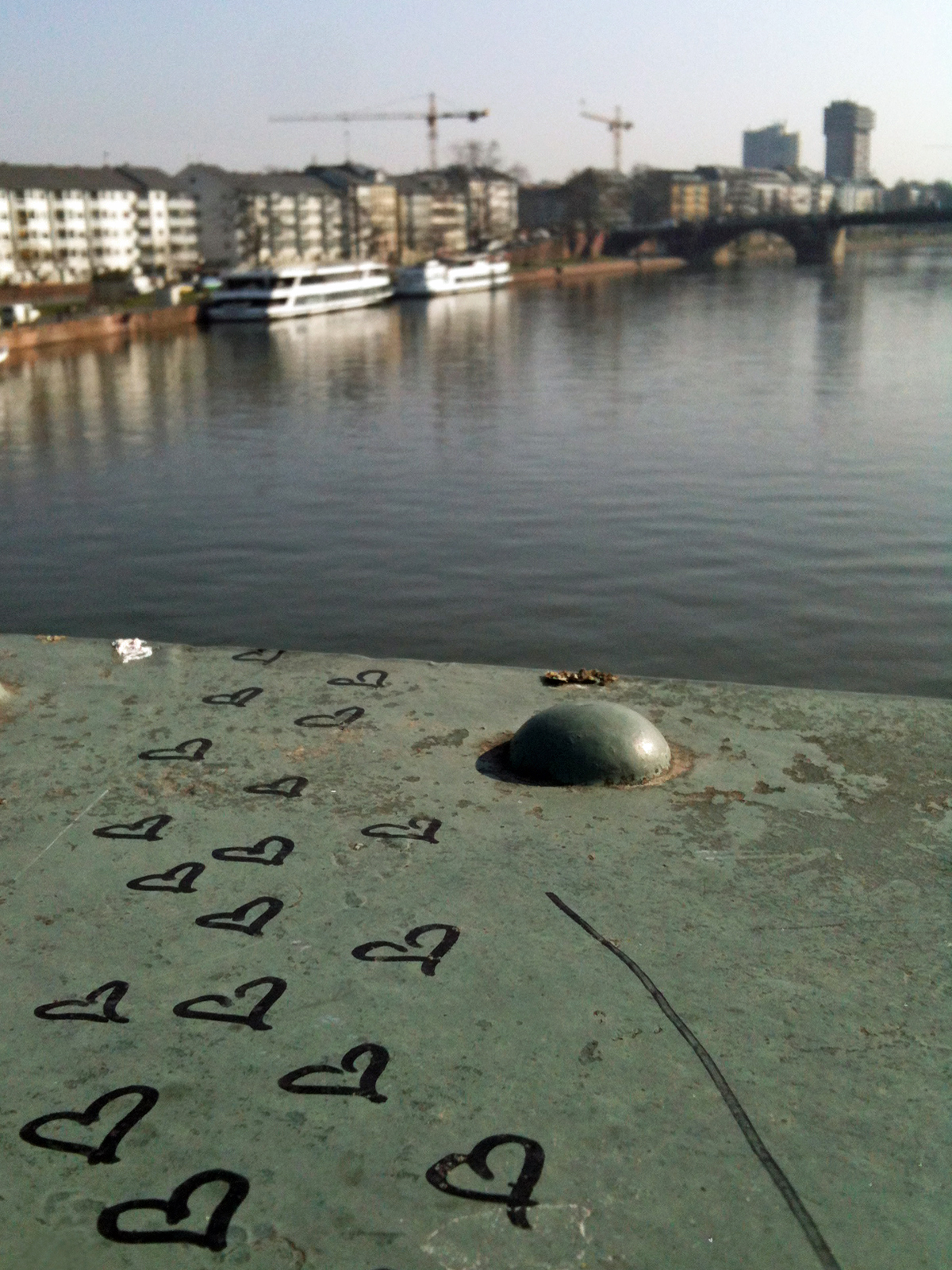 Gemalte Herzchen auf dem Eisernen Steg
