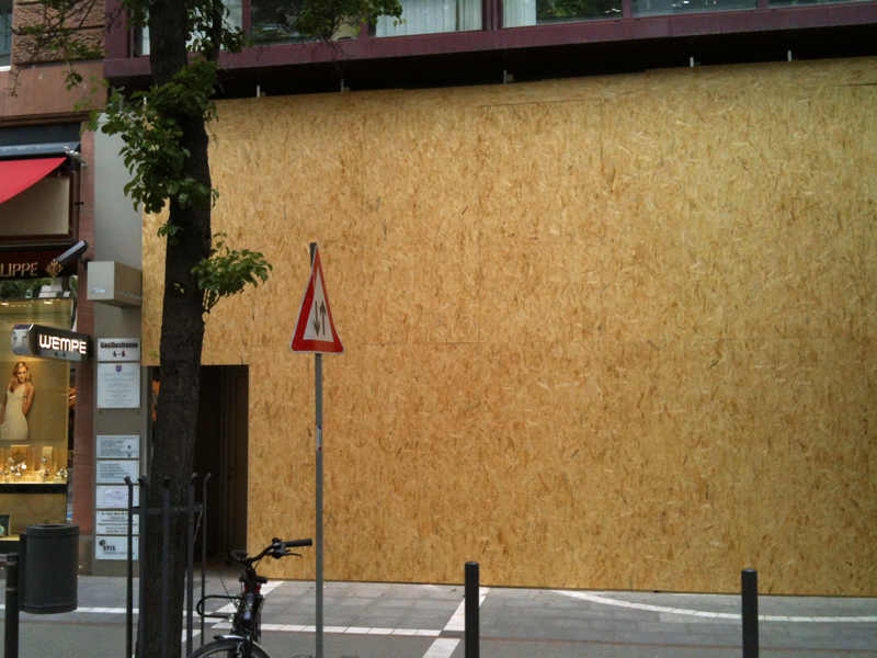 blockupy frankfurt longchamps Gothestraße in Frankfurt schützt sich Blockupy