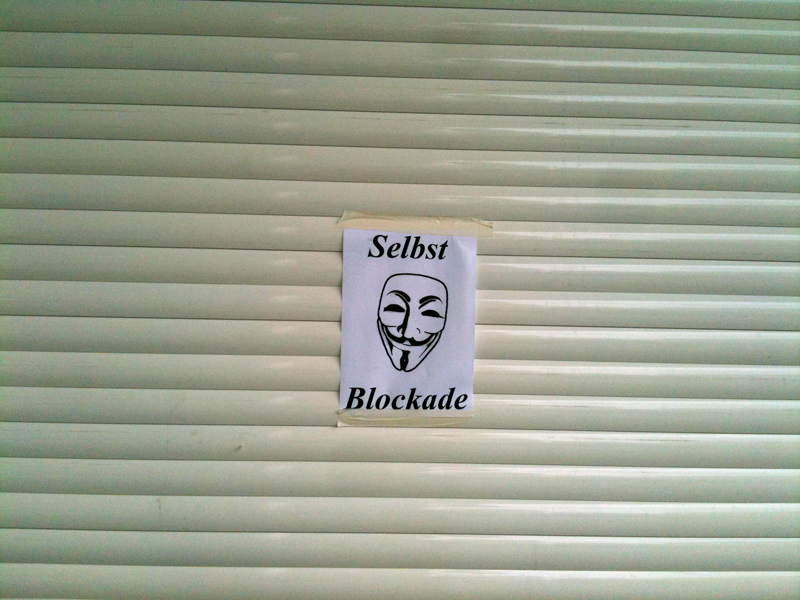 blockupy frankfurt selbst blockade Gothestraße in Frankfurt schützt sich Blockupy