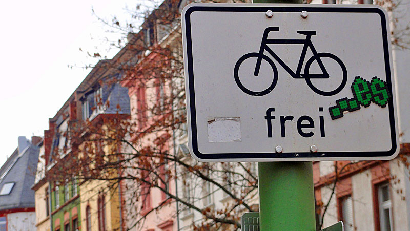 perler-beads-streetart-frankfurt-es-grün-fahrradschild