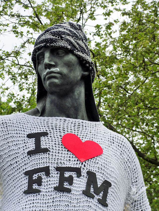 Hafenarbeiter-Skulptur im I LOVE FFM Outfit