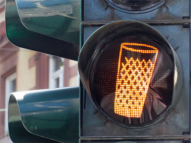 ampel-in-frankfurt-gelb-phase-geripptes-apfelwein-copyright-beachten