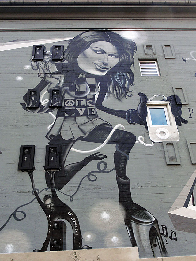 Leunabunker-iPod-Girl-Bomber