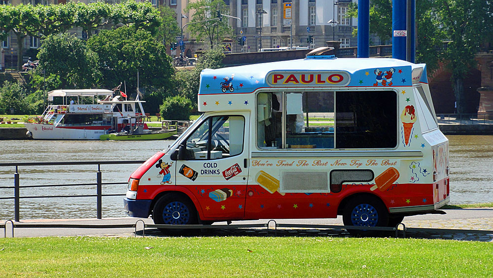 Merals Dönerschiff oder Paulos Getränke am Frankfurter Mainufer