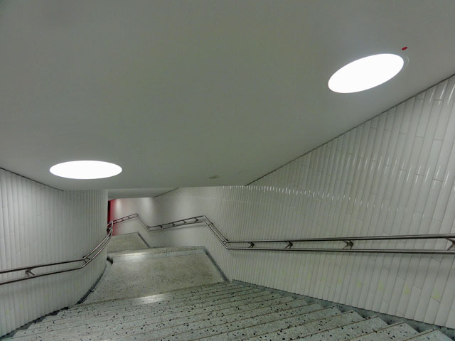 u-bahn-station-dom-römer-frankfurt-neue-treppe