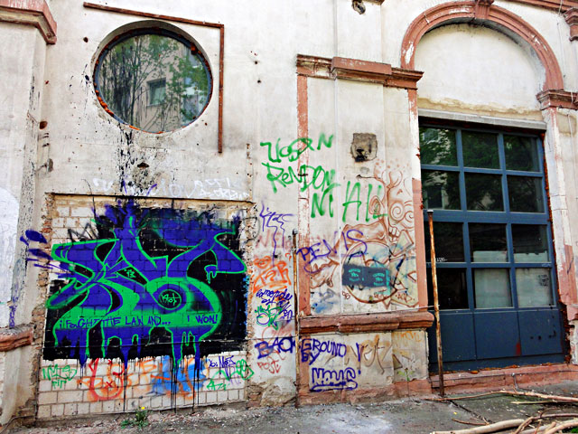 frankfurt-graffiti-all-colours-are-beautiful-5