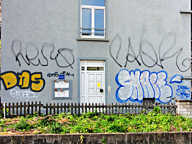 frankfurt-graffiti-all-colours-are-beautiful-7