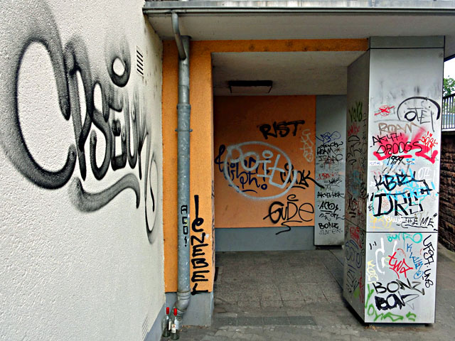 frankfurt-graffiti-all-colours-are-beautiful-9