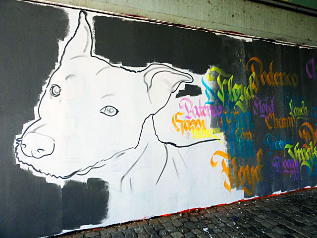 FRANKFURT-GRAFFITI-hunde-friedensbrücke-foto-10