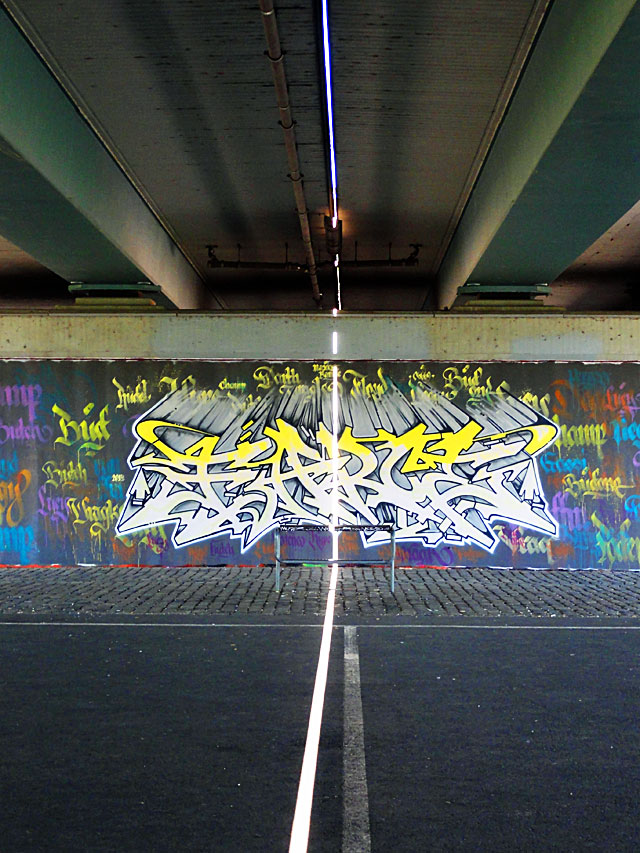 FRANKFURT-GRAFFITI-hunde-friedensbrücke-foto-14