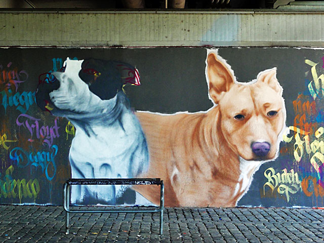 FRANKFURT-GRAFFITI-hunde-friedensbrücke-foto-16