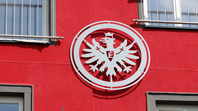 Haus in Bornheim mit Eintracht-Wappen und Skyline-Silhouette