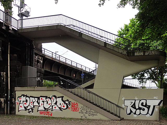 TOM-FORD--RIST-GRAFFITI-FRANKFURT