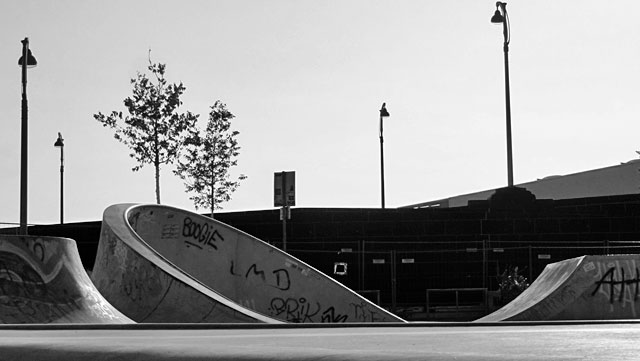Schwarz-weiss-Foto vom "Concrete Jungle" beim Hafenpark in Frankfurt -Foto 04