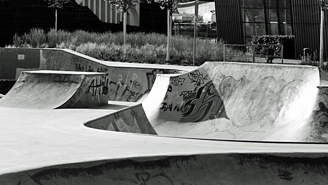 Schwarz-weiss-Foto vom "Concrete Jungle" beim Hafenpark in Frankfurt -Foto 08