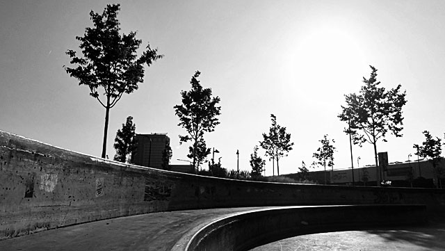 Schwarz-weiss-Foto vom "Concrete Jungle" beim Hafenpark in Frankfurt -Foto 01