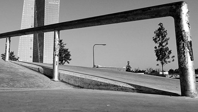 Schwarz-weiss-Foto vom "Concrete Jungle" beim Hafenpark in Frankfurt -Foto 02