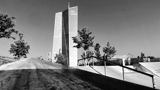 Schwarz-weiss-Foto vom "Concrete Jungle" beim Hafenpark in Frankfurt -Foto 11