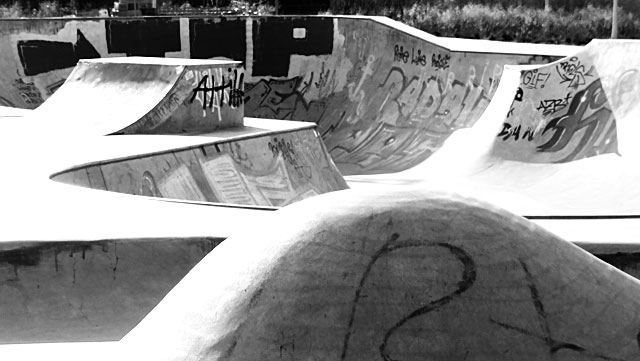 Schwarz-weiss-Foto vom "Concrete Jungle" beim Hafenpark in Frankfurt -Foto 06