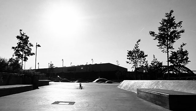 Schwarz-weiss-Foto vom "Concrete Jungle" beim Hafenpark in Frankfurt -Foto 15