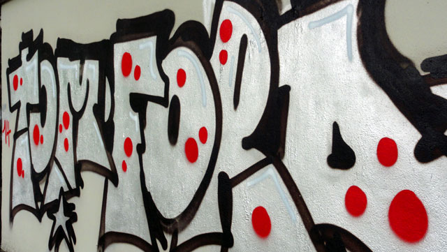 tom-ford-graffiti-an-der-deutschherrnbrücke-in-frankfurt