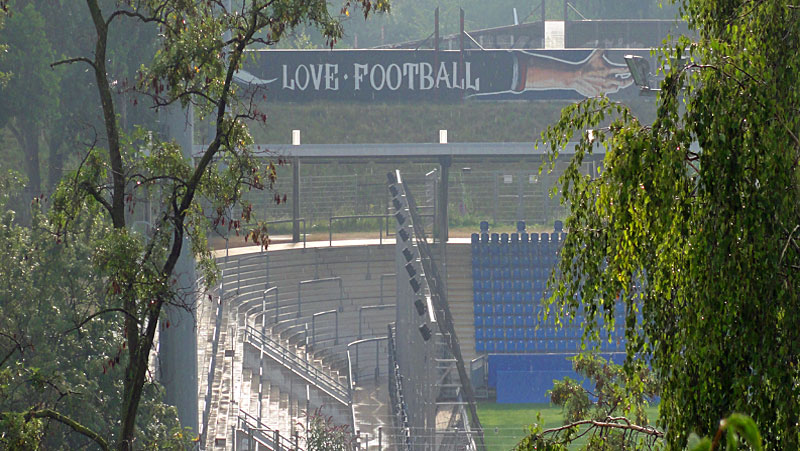 LOVE-FOOTBALL-HATE-RACISM-GRAFFITI-IN-FRANKFURT-FOTO-6