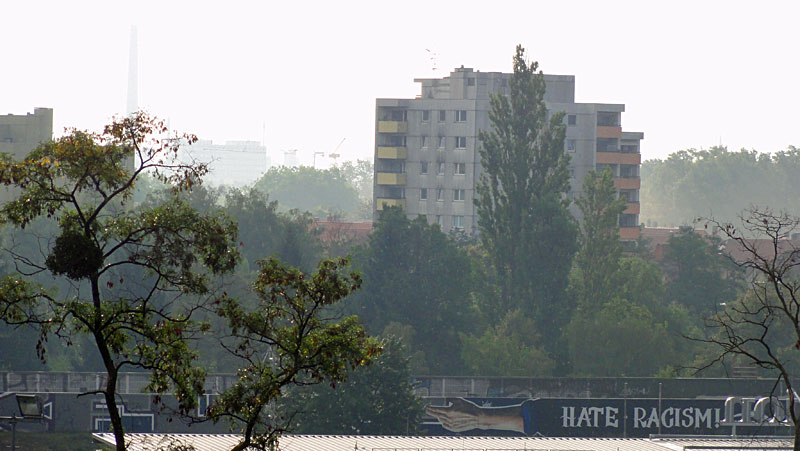 LOVE-FOOTBALL-HATE-RACISM-GRAFFITI-IN-FRANKFURT-FOTO-7