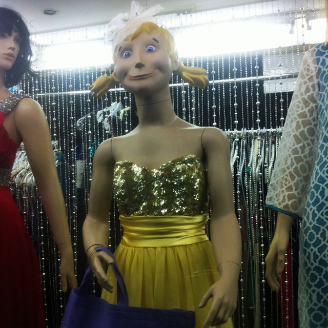 Schräge Schaufensterpuppen im Bahnhofsviertel