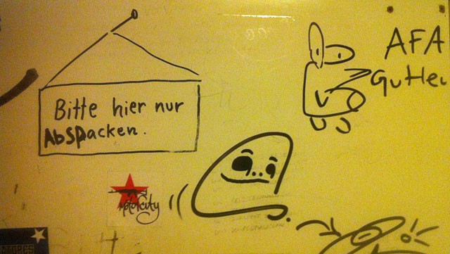 WC-Spruch in Frankfurt: Bitte hier nur Abspacken.