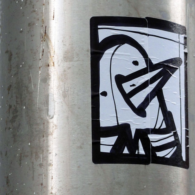 Neun Fotos von schwarz-weißen Stickern von PYC aus Frankfurt am Main, 2014.