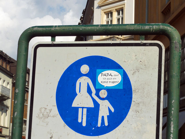 verkehrszeichen-papa-darf-ich-auch-ein-kleid-tragen-copyright-beachten