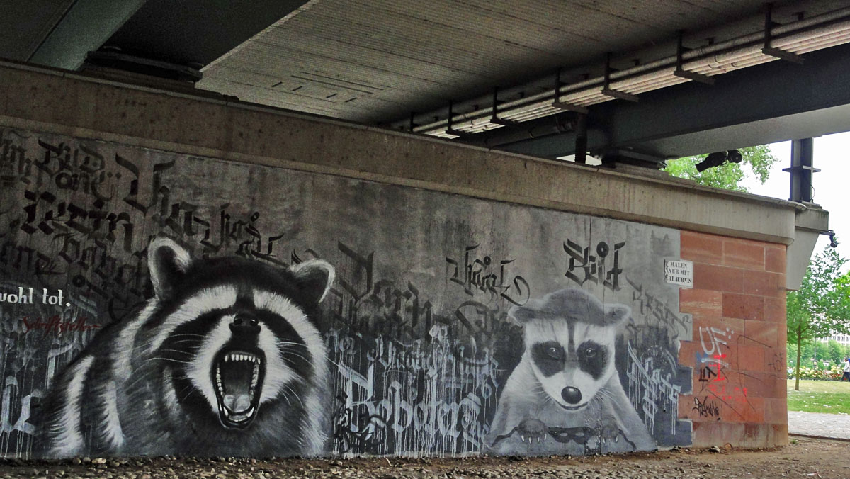 Neu bemalte Graffiti- Wand an der Friedensbrücke in Frankfurt am Main.