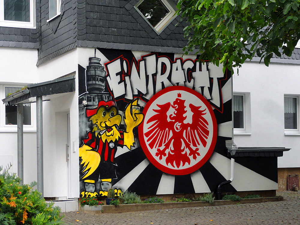 Haus mit Eintracht Frankfurt-Graffiti in Bergen-Enkheim