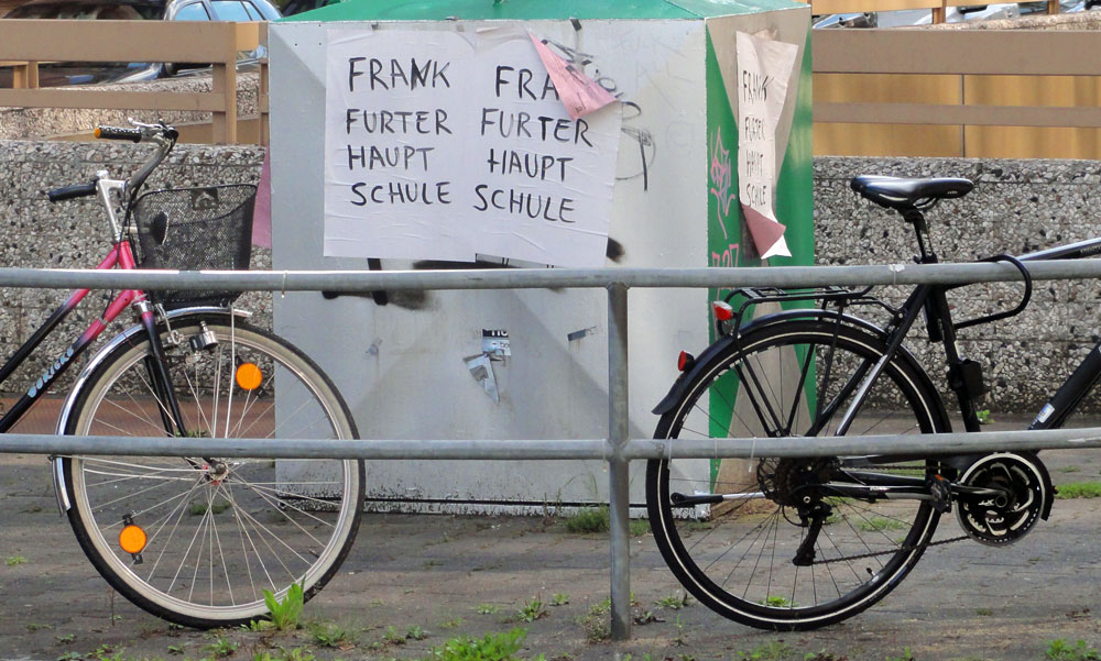 Plakate in Frankfurt mit Aufschrift "Frankfurter Hauptschule"