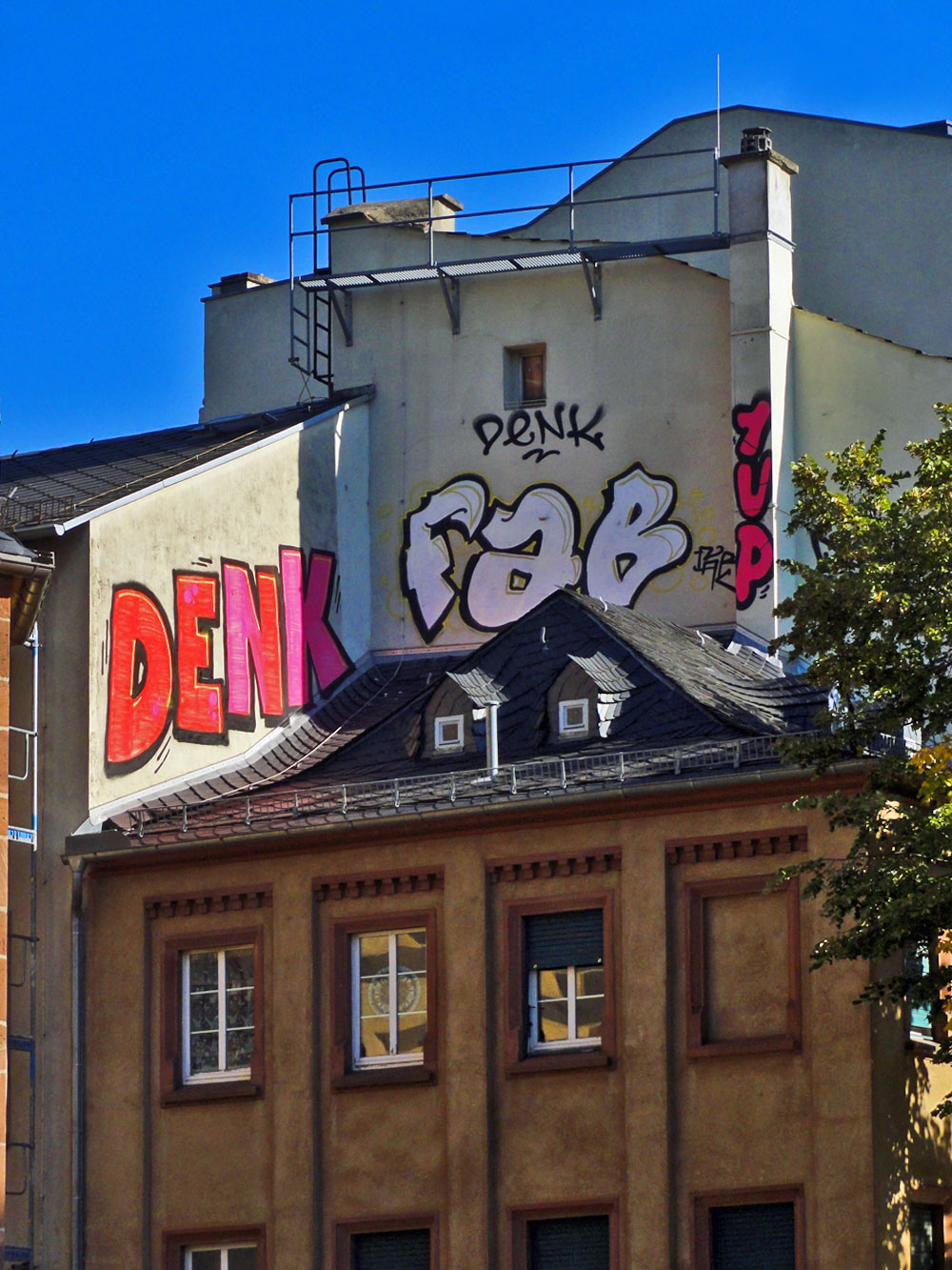 Graffiti in Frankfurt, Rooftop von DENK, FAB und 1UP in der Altstadt