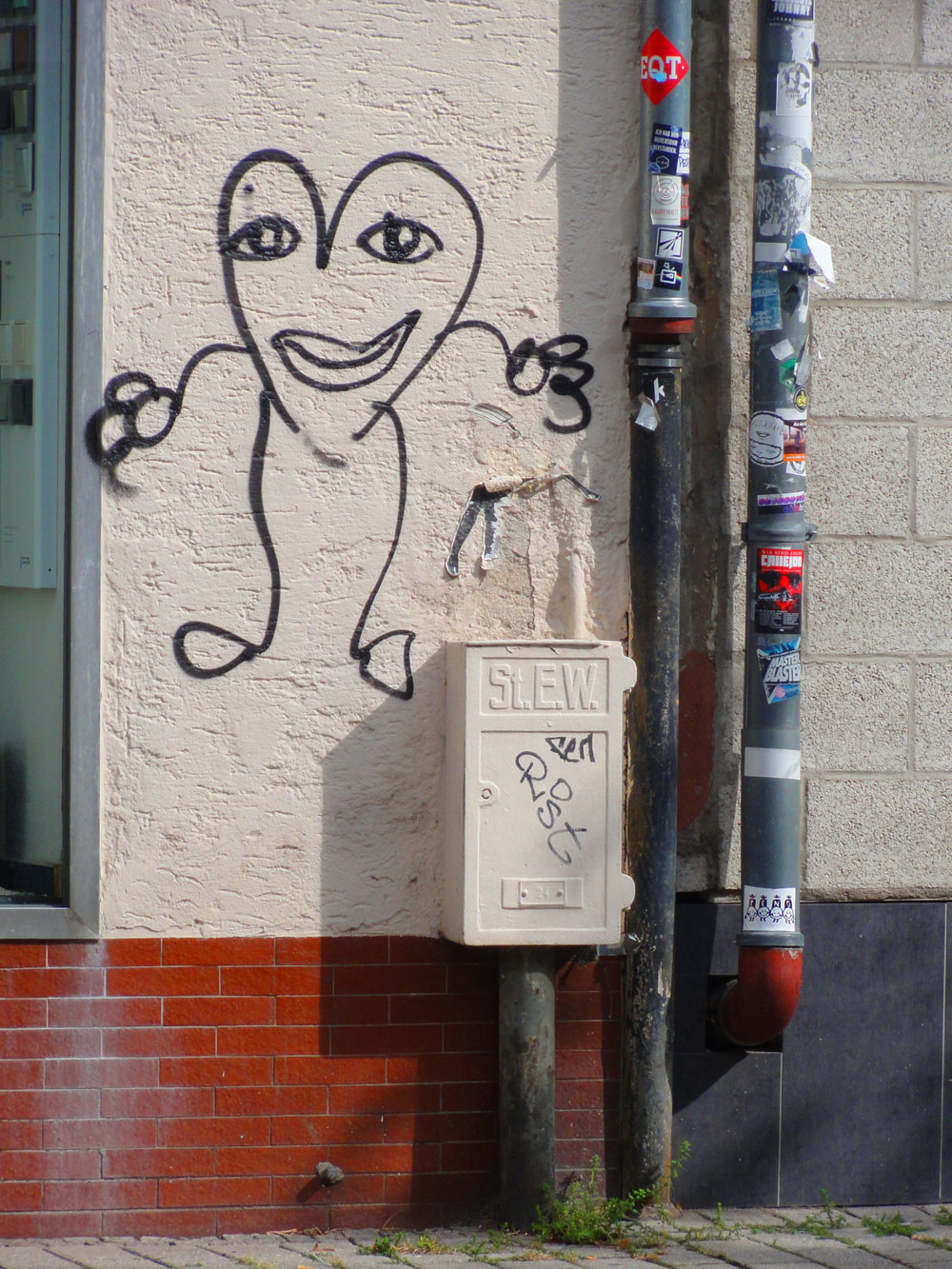 Streetart in Frankfurt, Herz mit Armen und Beinen in Bockenheim