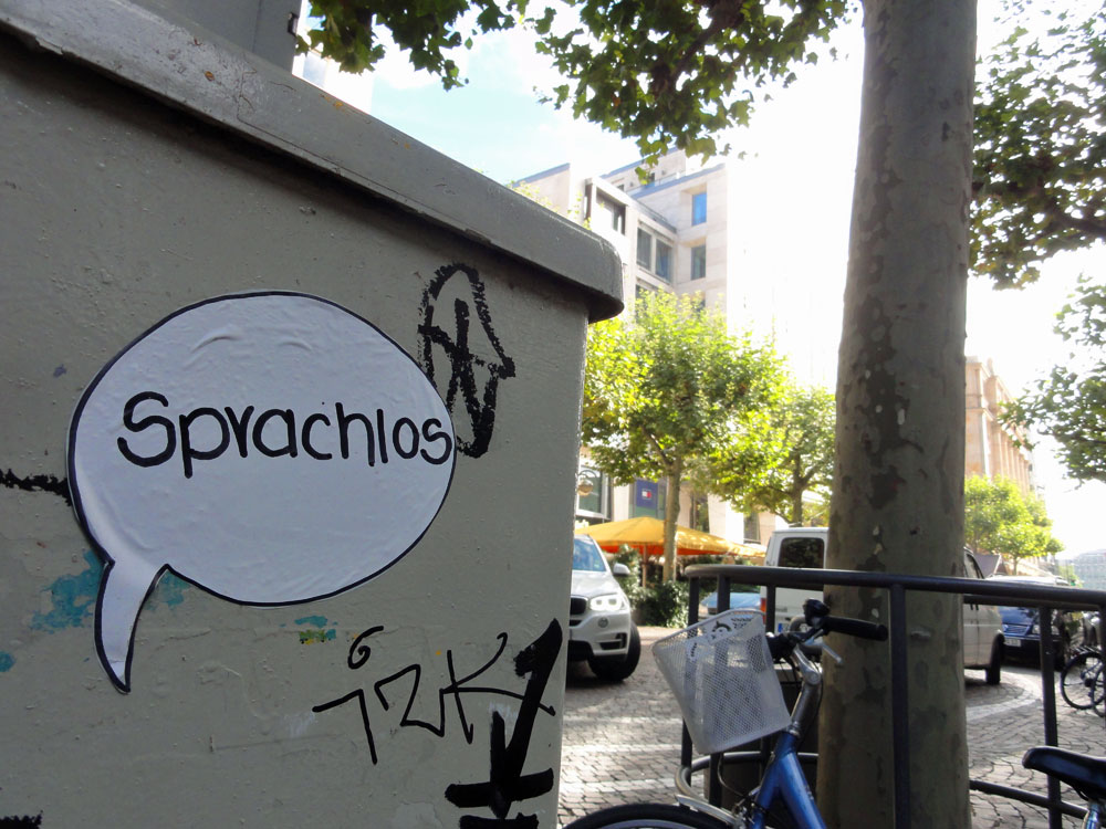 Streetart in Frankfurt, Sprechblase mit Sprachlos-Schriftzug in der Innenstadt