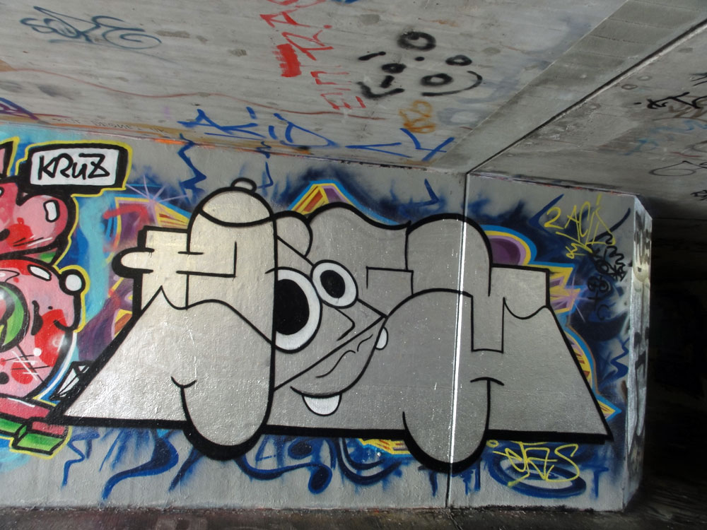 hoe-graffiti-bei-der-hall-of-fame-an-der-hanauer-landstrasse-in-frankfurt-2