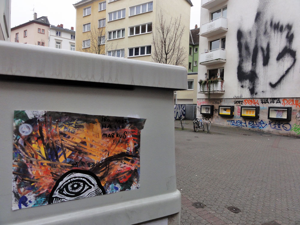 Streetart-Aufkleber in Frankfurt von Iro