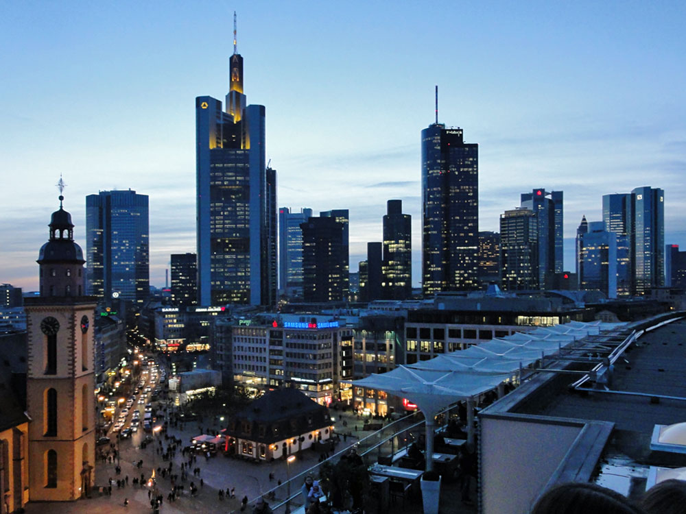 Foto von der Hauptwache und der Skyline Frankfurts am frühen Abend