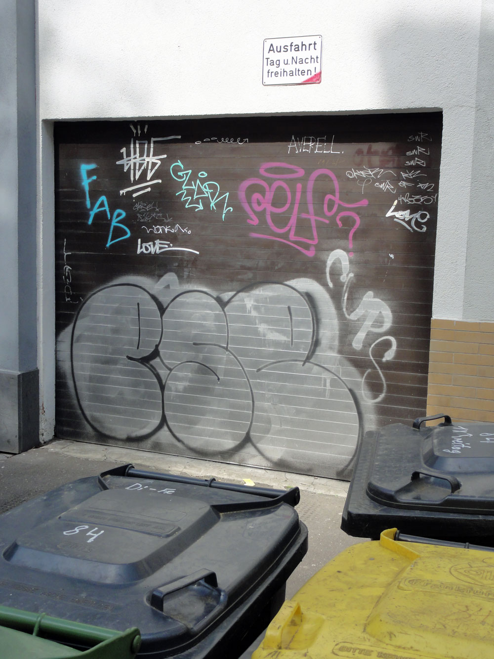 Shutter Art & Garage Door Graffiti in Frankfurt: ESC
